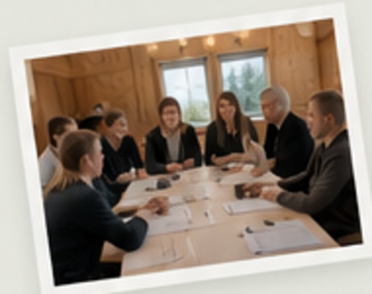 Projektgruppen samlet om et bord til et møde om multihuset.